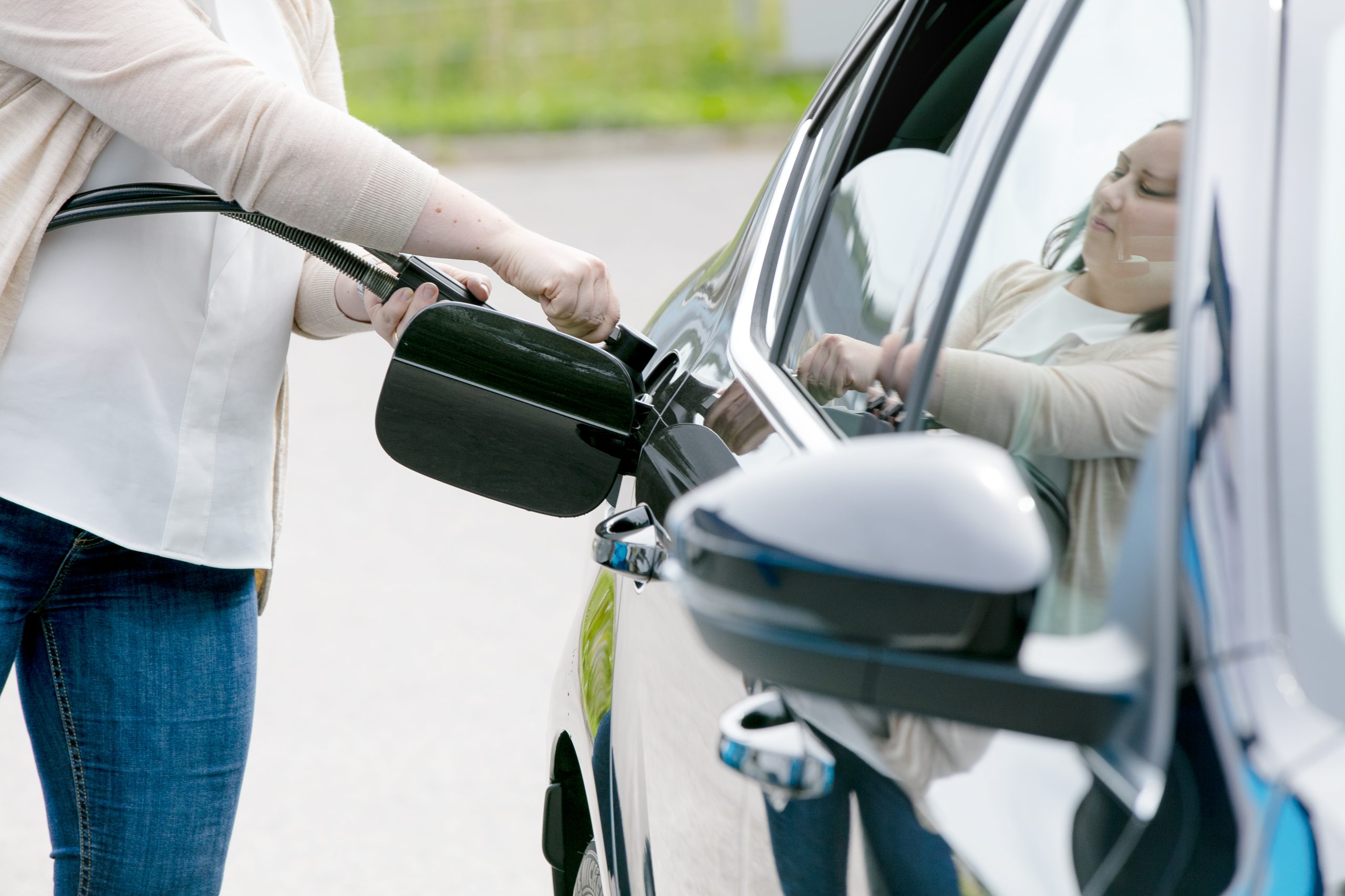 Kuvassa tankataan henkilöautoon Gasumin biokaasua