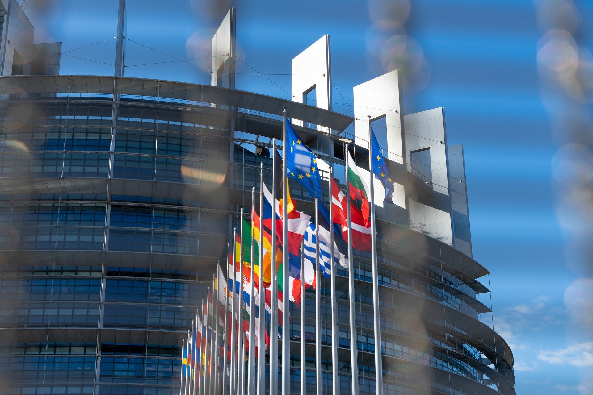 Brysselissä komission Berlaymont-rakennus ja edessä EU-jäsenmaiden lippuja