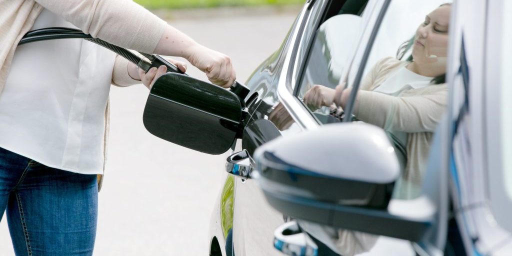 Kuvassa tankataan henkilöautoon Gasumin biokaasua
