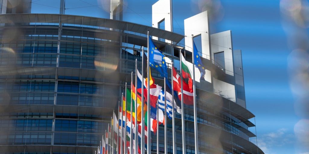 Brysselissä komission Berlaymont-rakennus ja edessä EU-jäsenmaiden lippuja