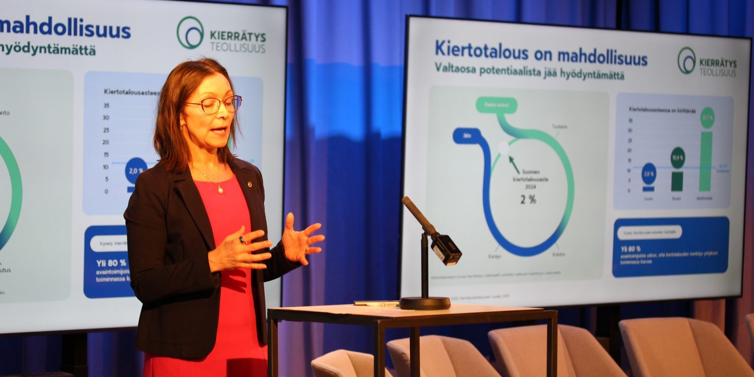 Kierrätysteollisuuden toimitusjohtaja Mia Nores kertoi seminaarissa Suomen kiertotalousasteen olevan vain 2 %. Kuva: Ari Virta, Kierrätysteollisuus