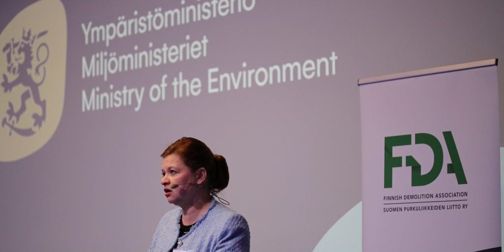 Hallitusneuvos Kirsi Martinkauppi avasi tilaisuuden kertomalla rakentamislain uudistuksen vaikutuksesta purkamiseen. Kuva: Ari Virta, Kierrätysteollisuus