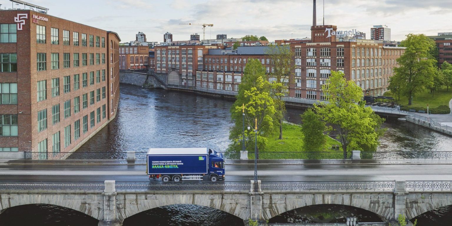 Kaupunkimaisema Tampereelta, näkymä sillalle ja taustalla Tampellan tehdas.,Sillalla kulkee kuljetusauto